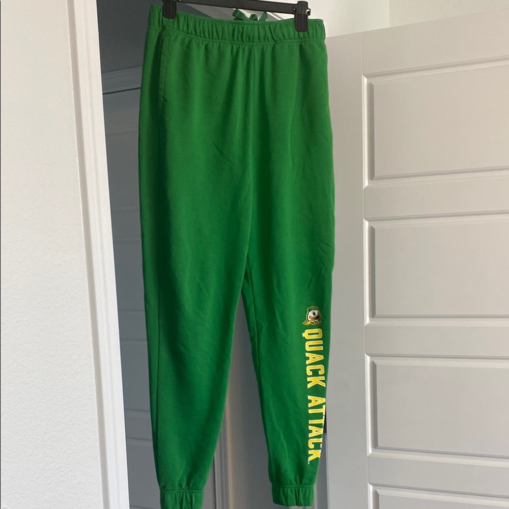 Oregon Men’s Green Jogger sweat pants. Size medium.